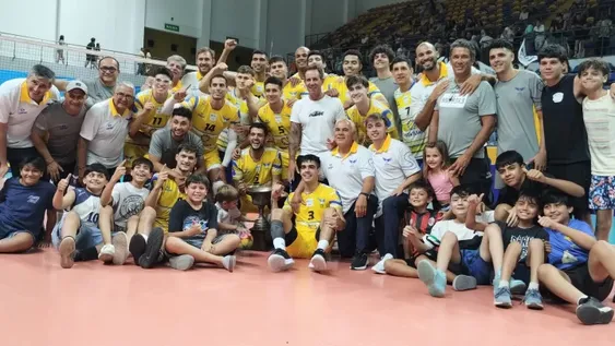 JUNTOS. El plantel de UPCN entremezclado con algunos chicos de inferiores festejando la victoria.