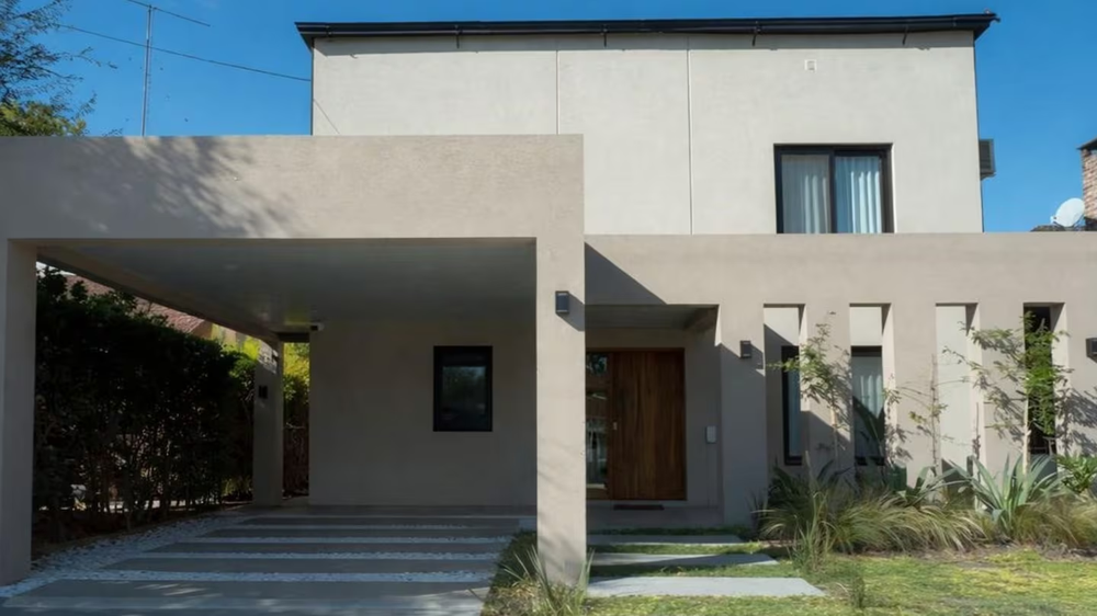 La casa que Manuel Adorni tiene en el country Indio Cuá.