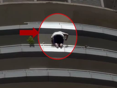 El episodio ocurrió en el complejo Supernova Spira de Noida y quedó registrado por personas que estaban en las inmediaciones.