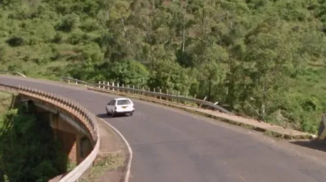 Al menos 24 muertos al caer un autobús desde un puente en Kenia