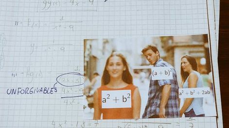 Un profesor corrige exámenes con memes y es furor en las redes