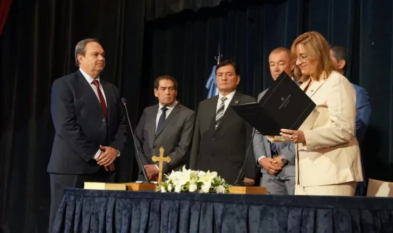 La presidenta de la Corte le toma juramente al nuevo fiscal General.-