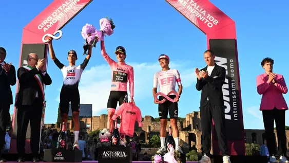 El inglés Simon Yates, junto a Del Toro y Carapaz. Los tres grandes gladiadores que tuvo el Giro 2025.