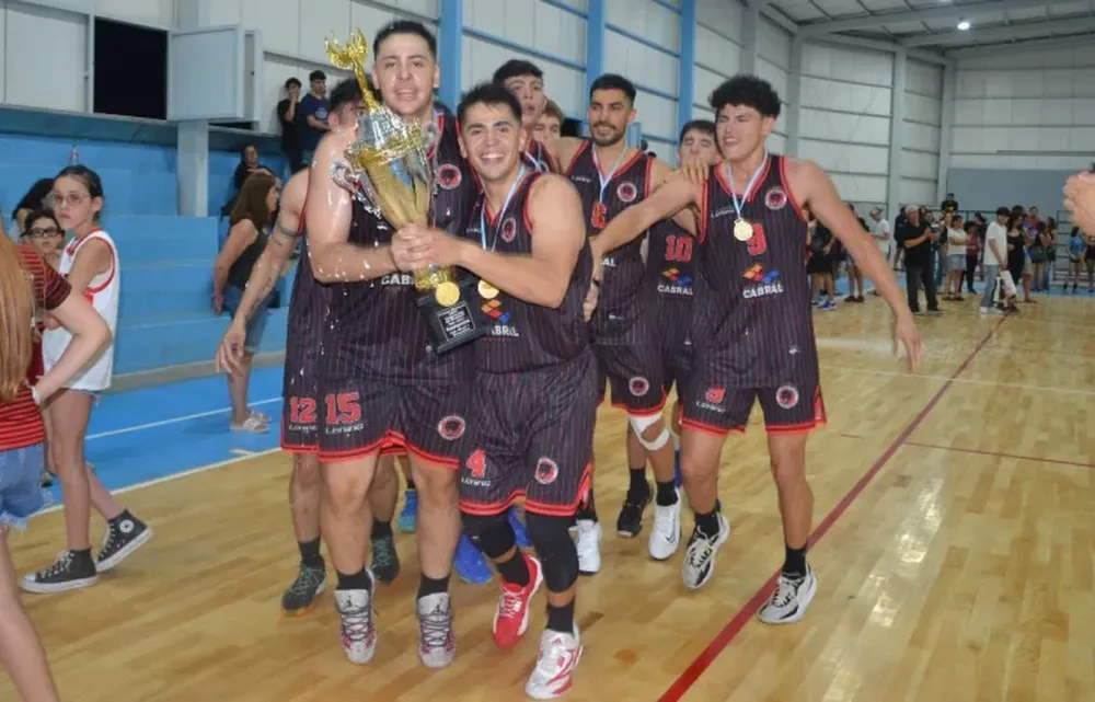 FESTEJOS. En cancha de Del Bono, Urquiza terminó coronando un gran año.