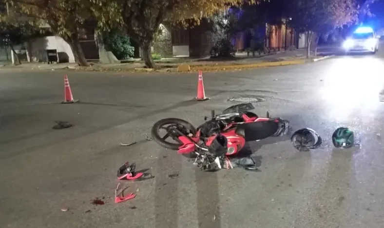 Buscan al conductor de un auto que chocó a dos jóvenes en moto