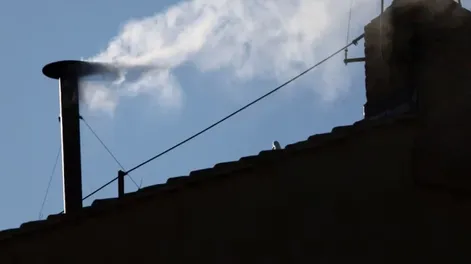 El humo blanco sale de la chimenea de la Capilla Sixtina, lo que indica que se ha elegido un nuevo papa en el Vaticano, el 8 de mayo de 2025 (Reuters)