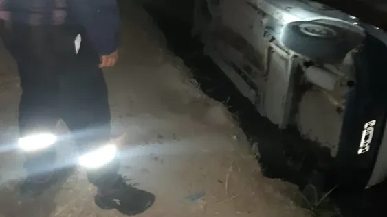 Dijo que quiso esquivar a un perro: volcó el auto en un canal