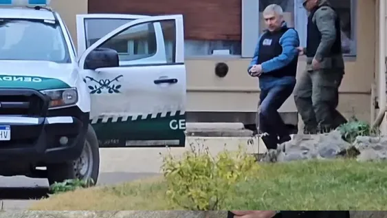 SIN PRIVILEGIO. Lázaro deja su casa.