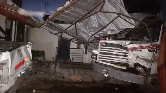 Mendoza: un camión se incrustó en una vivienda y sorprendió a una familia mientras dormía