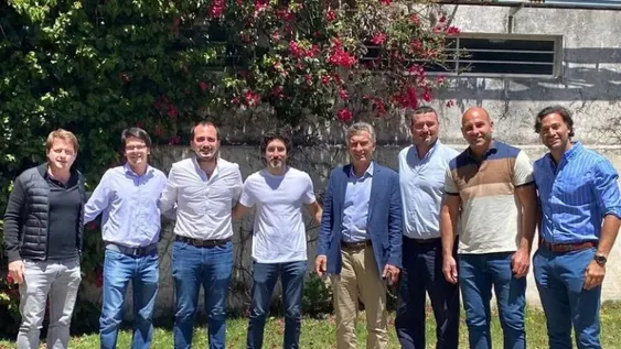 Sin barbijos y amontonados, la foto de Macri con dirigentes que levantó polvareda