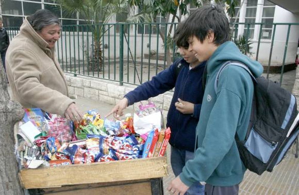 Toda una vida en la vereda para  endulzar el recreo de los chicos
