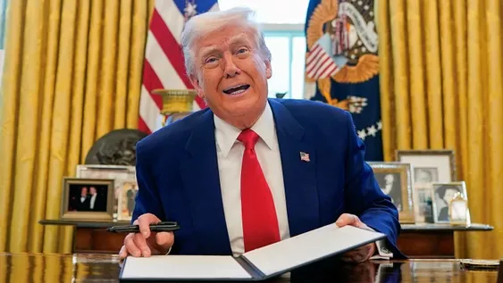 TRUMP. Se burla de los países. Nos están llamando para besarme el culo, afirmó.