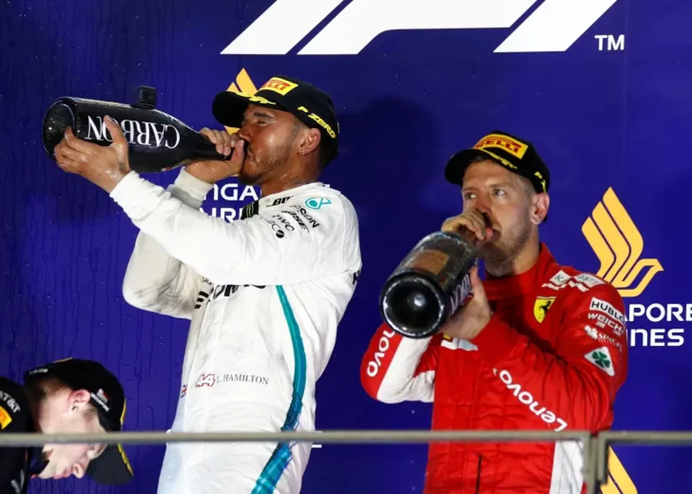 Hamilton ganó en Singapur y se escapó en el campeonato