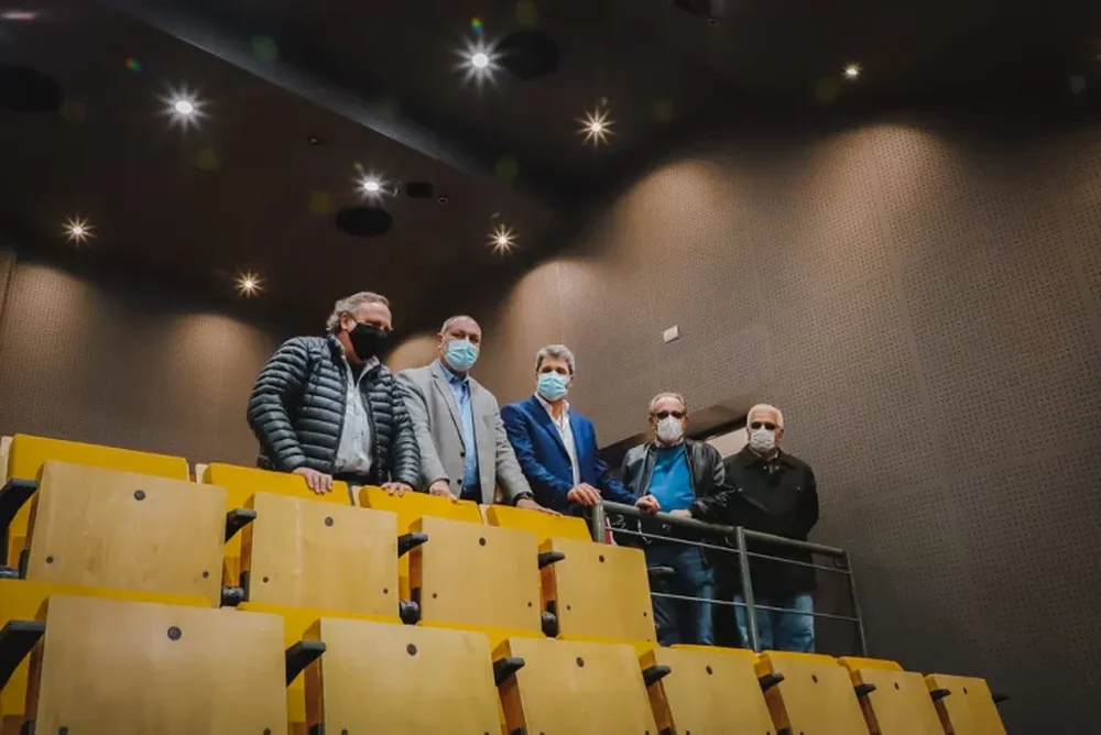 Uñac recorrió las obras del estadio de UPCN, que ya tiene un 88% de avance