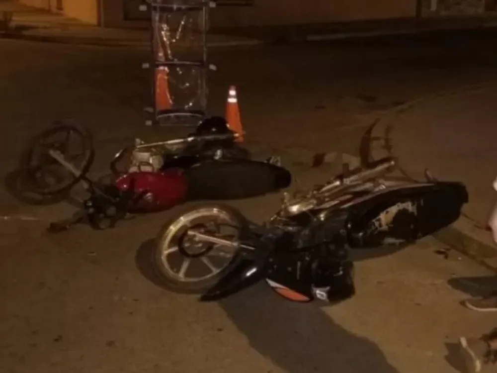Un fuerte choque entre dos motos dejó a un hombre de 56 años en estado delicado