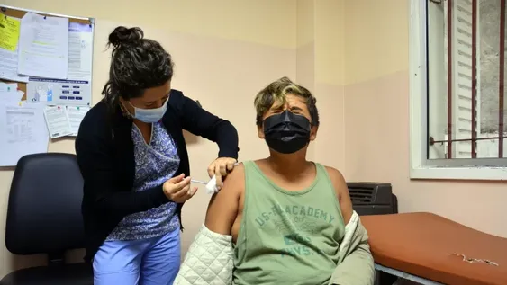 Las vacunas logran reducir entre seis y doce veces la mortalidad por covid-19