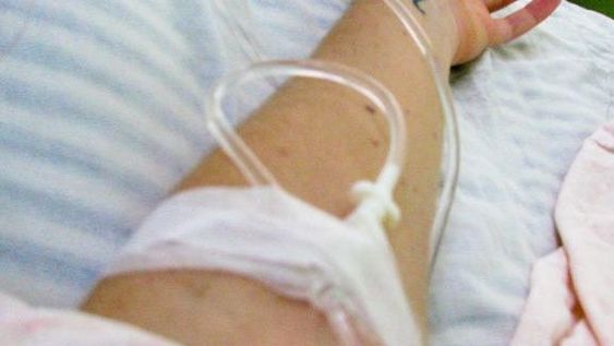 Fue trasladada al hospital con graves golpes y contó que la atacaron para robarle