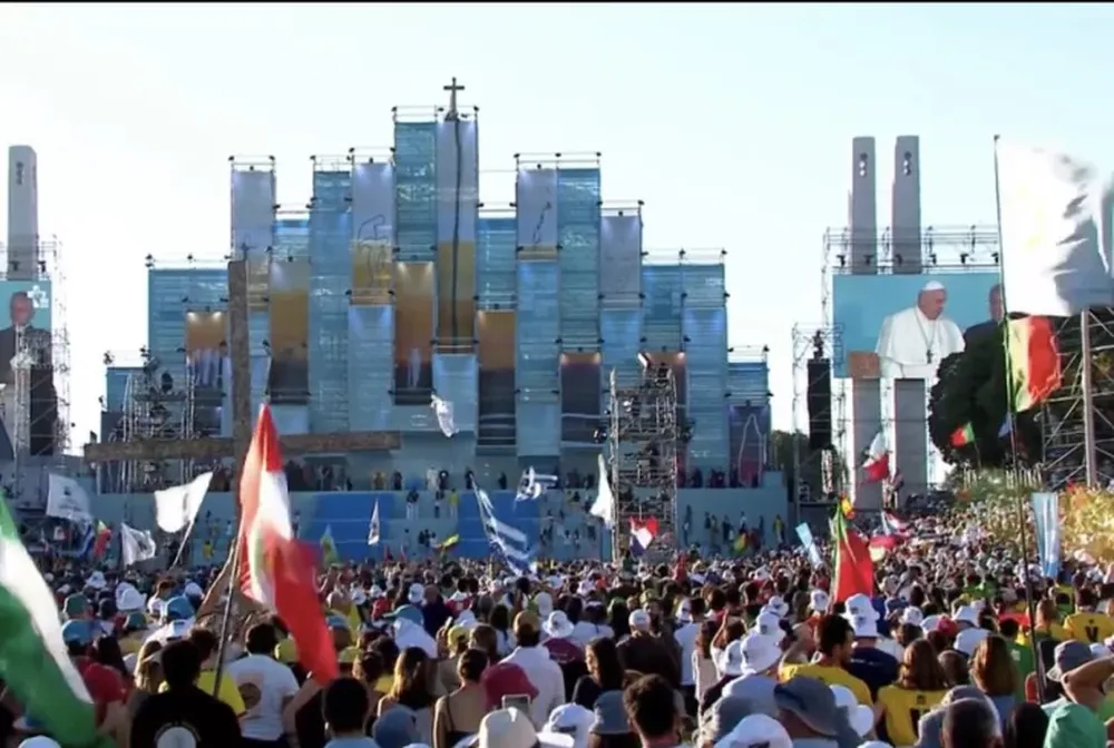 Francisco presidió un vía crucis en Lisboa del que participaron 800 mil peregrinos
