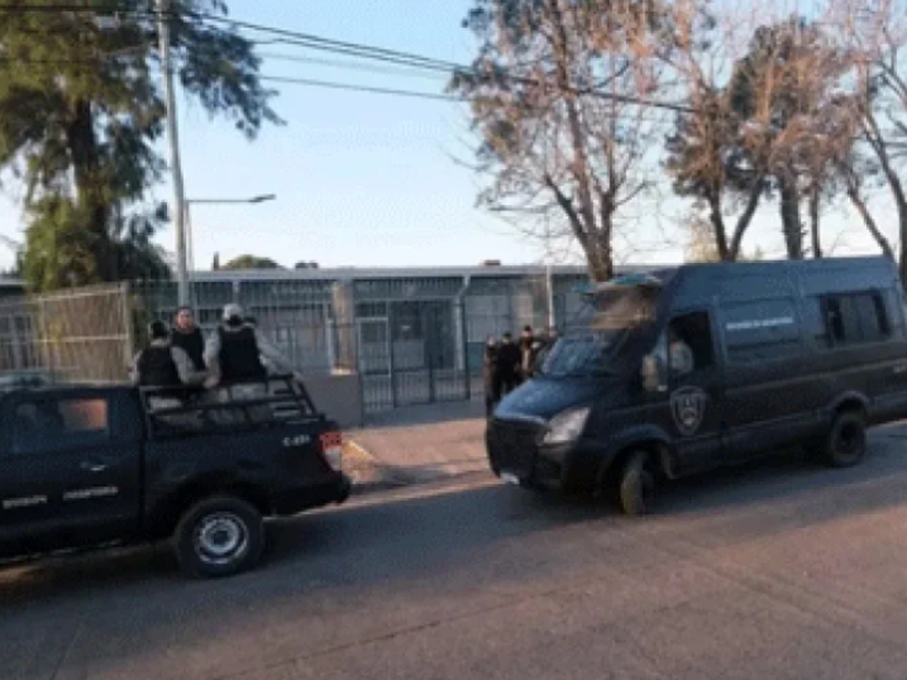 Un alumno atacó con un machete a una compañera e hirió a una profesora