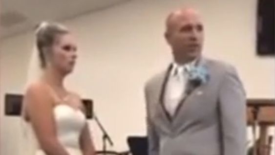 Interrumpió la boda de su hijo y se peleó con la novia