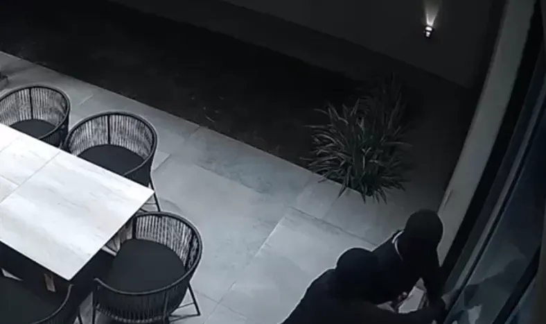 Impactantes videos del asalto de una banda comando en un barrio privado durante Navidad