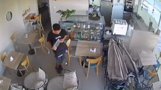 [VIDEO] Entraron a robar al conocido café de un edificio en la Capital a plena luz del día