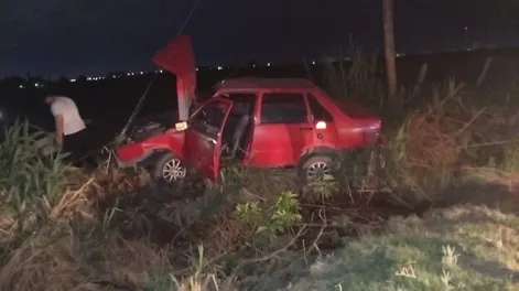Perdió el control de su vehículo y volcó: tuvo que ser hospitalizado