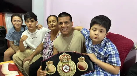 En familia. Ezequiel, rodeado de sus hijos, su mamá y su novia volvió a la sencillez de su vida siendo campeón del mundo.