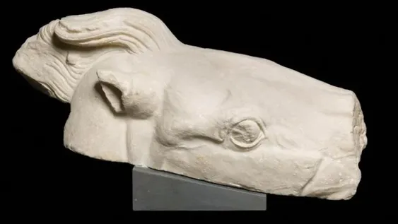 Gesto del Papa con emblema de la cultura griega