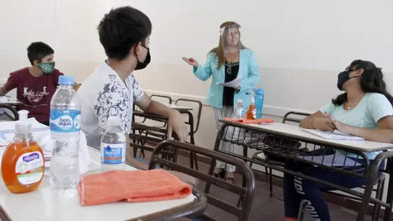 Clases: después de casi un año, alumnos y tutores volvieron a vivir los ritos escolares