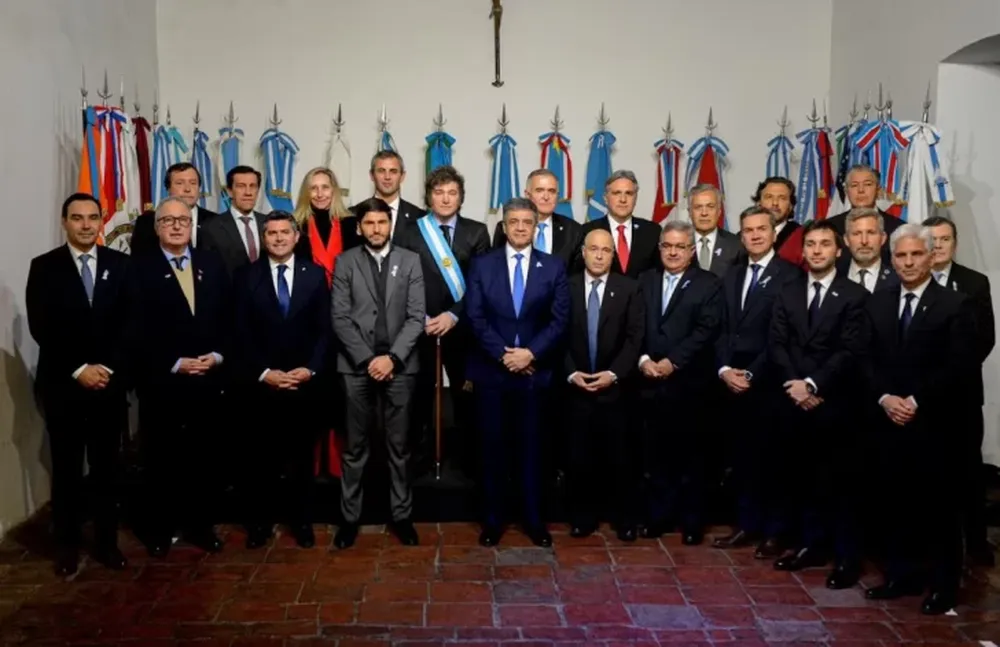 El Ejecutivo negocia con los gobernadores para empezar a pagar las cajas previsionales y bajar la tensión