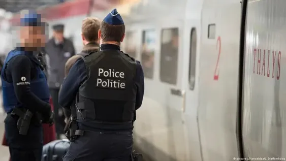 Al grito de “Alá es grande” atacó a policías a cuchillazos en París