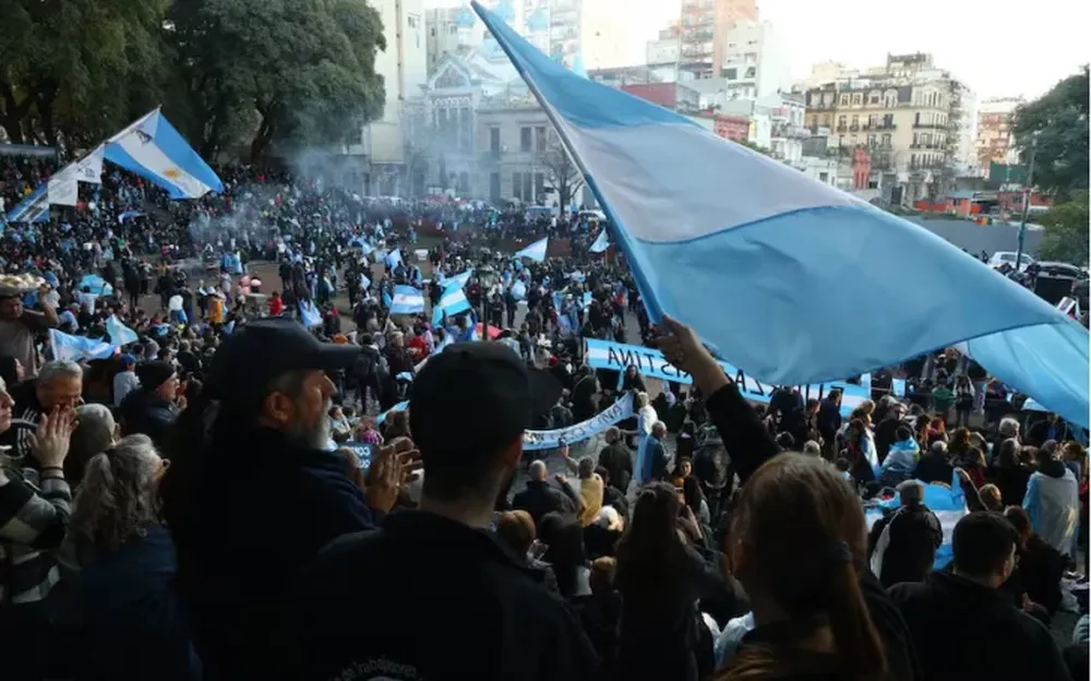 CLAMOR. De la mano de La Cámpora, la militancia K hizo un banderazo por Cristina en Parque Lezama.