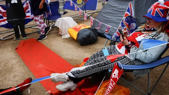 Esperan que la coronación de Carlos frene la crisis británica