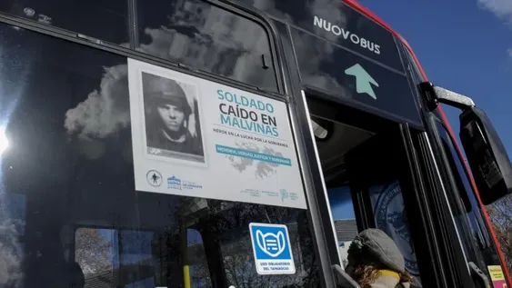 Un homenaje en los colectivos platenses para excombatientes