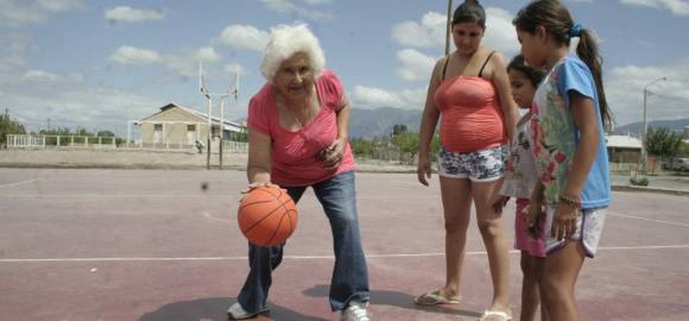 La bisabuela de 71 años que  enseña gratis a jugar al basquet