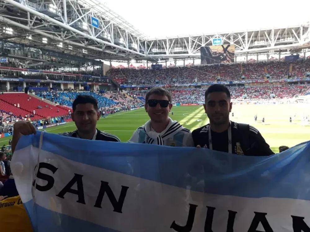 Los 3 agrimensores sanjuaninos que dejaron la garganta alentando a Messi y compañía