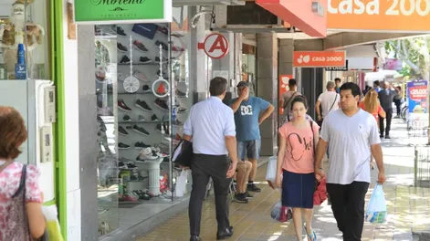 El comercio arranca un outlet todo el mes, de vestimenta y venta escolar