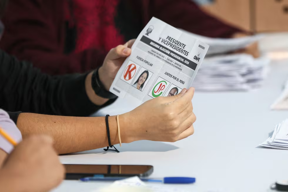 Fujimori aventaja a Sánchez por poco más de 15.000 votos.