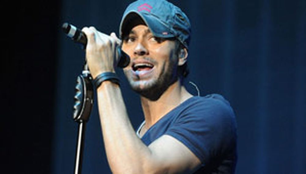 Piden azotar a organizadores de un show de Enrique Iglesias