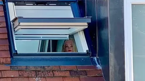 Construyó una ventana, los vecinos se quejaron y les puso un maniquí que los miraba
