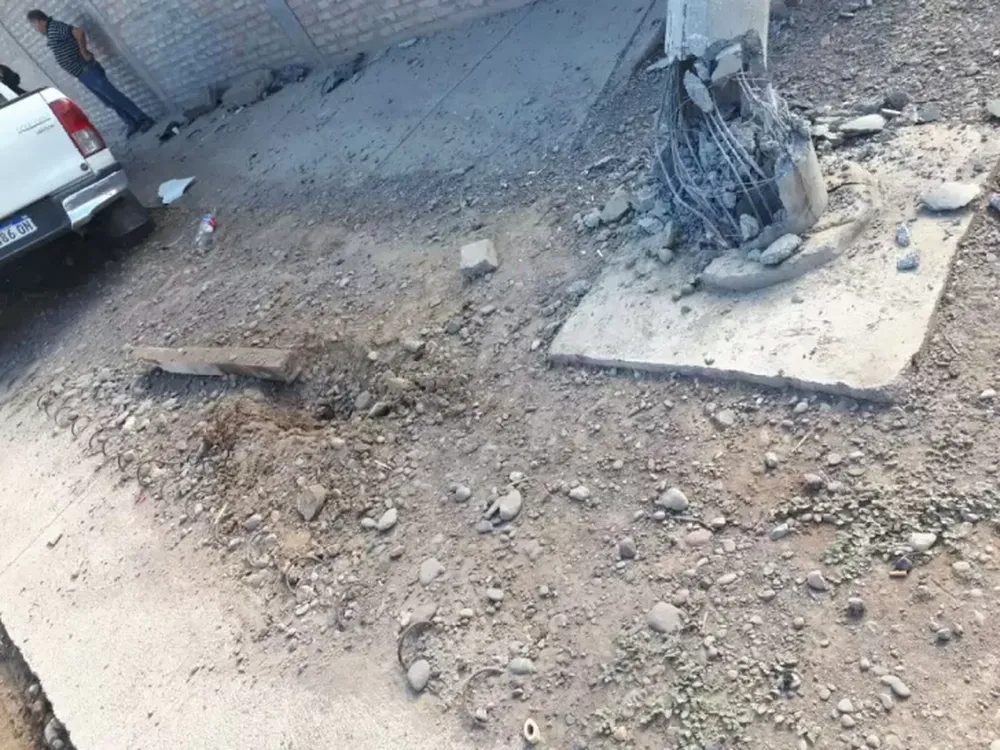 Iban ebrios, chocaron contra un poste y destrozaron la Hilux en la que circulaban