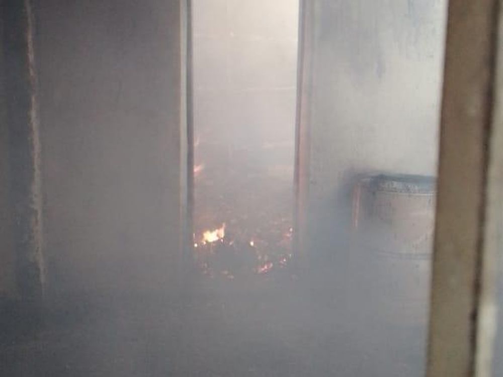 Quiso salvar su casa de un incendio sacando una garrafa: sufrió quemaduras y perdió todo