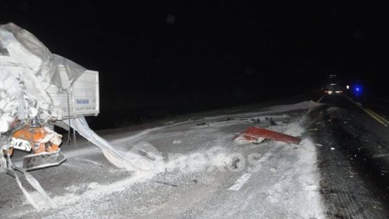 Un camionero sanjuanino fue hospitalizado tras protagonizar un choque en Córdoba