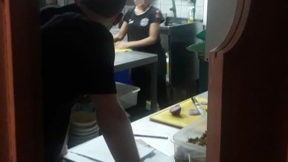 Clausuraron un bar de Capital por falta de limpieza y tapabocas