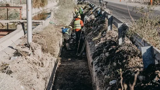 INICIA LA MONDA. Los trabajos de monda exigen que se corte el agua de toda la red para limpiar y reparar canales, aunque años anteriores hubo turnos solo para chacras para mantener la producción.