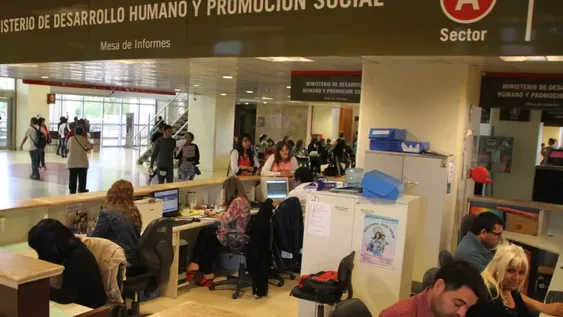 Se activó la cláusula gatillo y la suba para estatales desde marzo ya supera el 30%