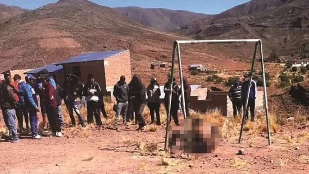 Unas 200 personas quemaron vivo a un hombre acusado de robar un auto