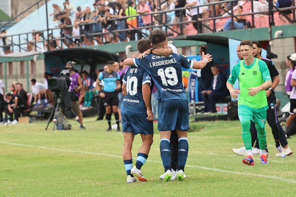 Racing derrotó a Barracas Central y comenzó con el pie derecho