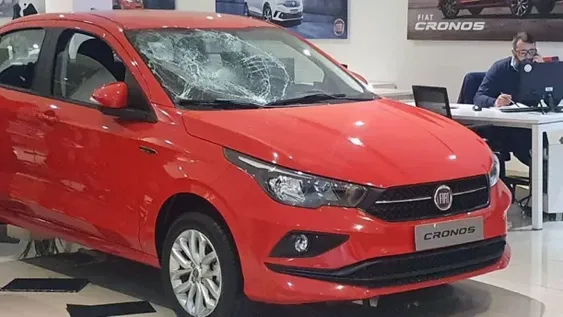 Relato salvaje: el cliente de una concesionaria detenido tras romper un auto y parte del local